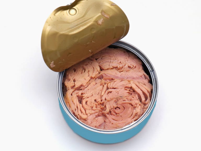 ¿Cuál es la mejor forma de guardar el atún en lata, una vez que ya está abierto?