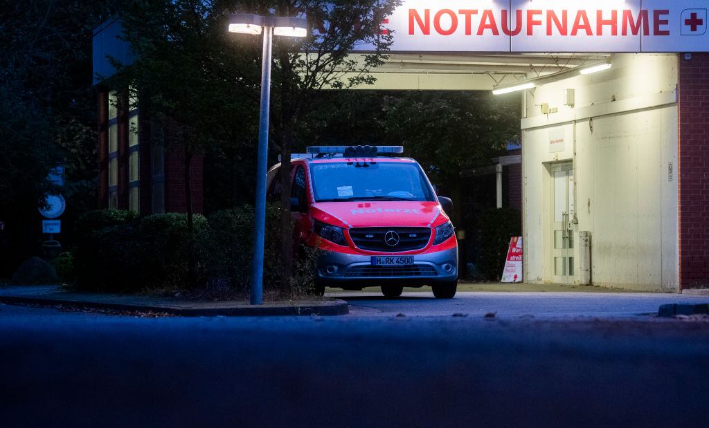 Ambulancia llega a la emergencia de un hospital de Hannover