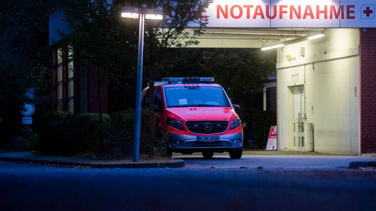 Ambulancia llega a la emergencia de un hospital de Hannover