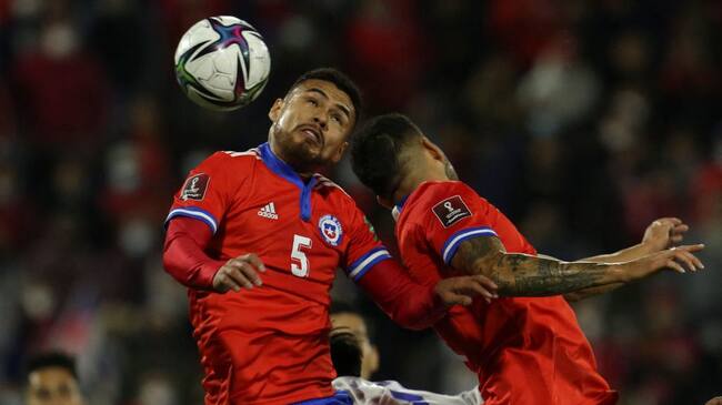 Chile's Paulo Diaz (R) heads the ball during the South American qualification football match between Chile and Paraguay for the FIFA World Cup Qatar 2022 at the San Carlos de Apoquindo stadium in Santiago, on October 10, 2021. (Photo by Elvis GONZALEZ / POOL / AFP) (Photo by ELVIS GONZALEZ/POOL/AFP via Getty Images)
