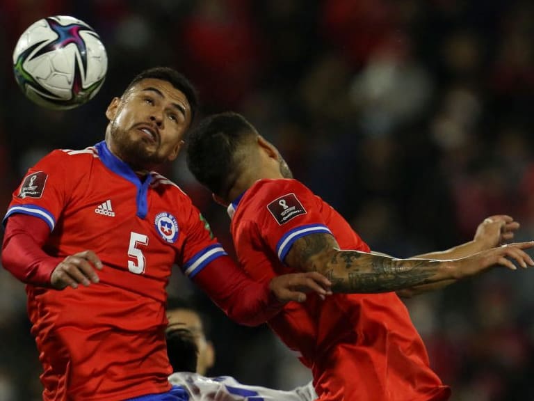 Chile&#039;s Paulo Diaz (R) heads the ball during the South American qualification football match between Chile and Paraguay for the FIFA World Cup Qatar 2022 at the San Carlos de Apoquindo stadium in Santiago, on October 10, 2021. (Photo by Elvis GONZALEZ / POOL / AFP) (Photo by ELVIS GONZALEZ/POOL/AFP via Getty Images)