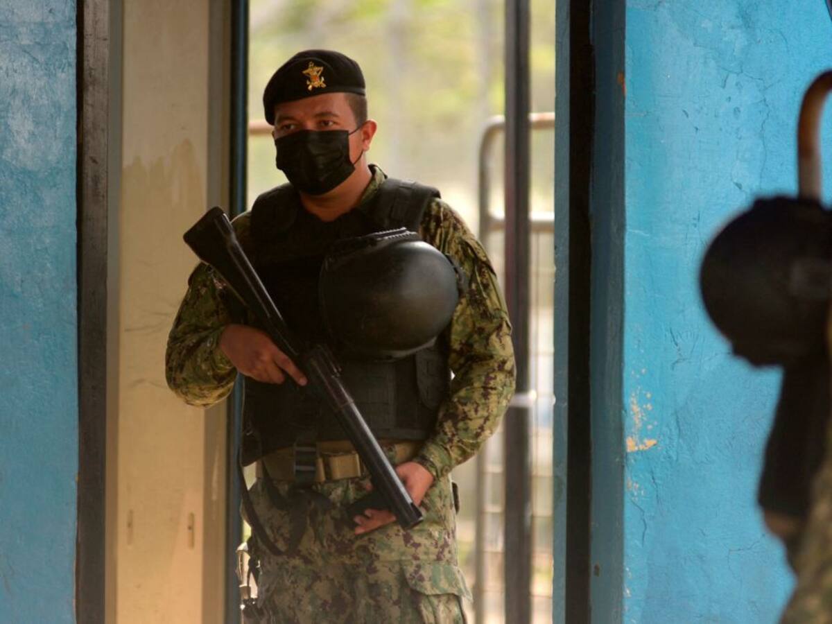 Ministro de defensa de Ecuador renunció por escándalo de exmilitar vinculado al crimen organizado