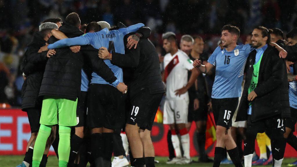 Uruguay vence a Perú para sumar tres triunfos seguidos y clasifica a Qatar 2022