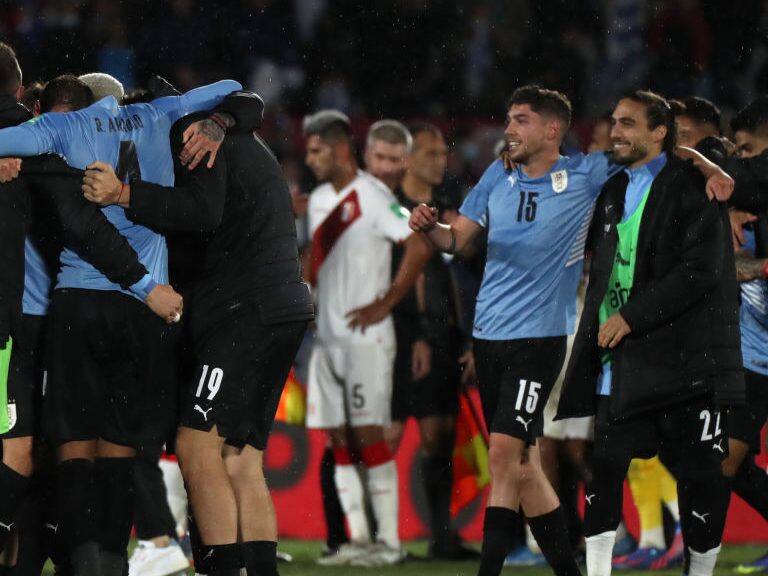Uruguay vence a Perú para sumar tres triunfos seguidos y clasifica a Qatar 2022
