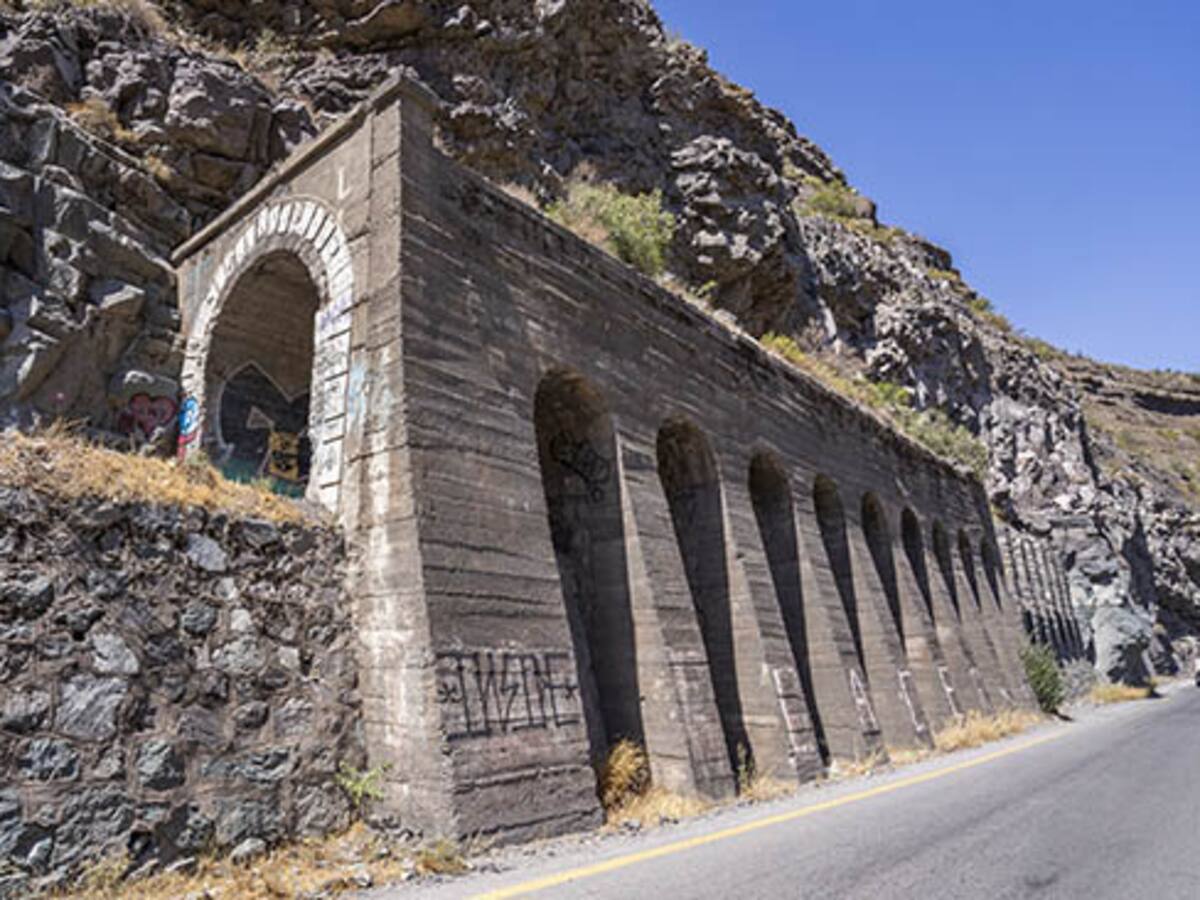Trágica emergencia en el Cajón del Maipo: desprendimiento de rocas en túnel deja una mujer muerta y un hombre herido