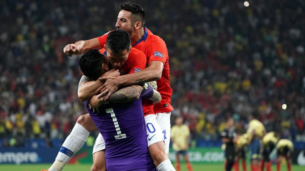 SAO PAULO, BRAZIL - JUNE 28: Gabriel Arias of Chile celebrates winning with teammates Mauricio Isla and Charles Aranguiz in a penalty shootout after the Copa America Brazil 2019 quarterfinal match between Colombia and Chile at Arena Corinthians on June 28, 2019 in Sao Paulo, Brazil. (Photo by Koji Watanabe/Getty Images)