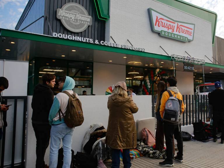 ¡Locura por las donas! Decenas de personas hacen fila y acampan por apertura de tienda en Vitacura