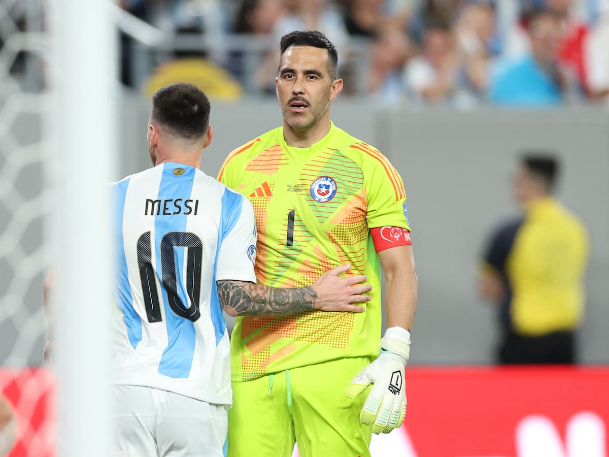 “Estos son los partidos que...”: El análisis de Claudio Bravo tras ser figura en la caída de Chile ante Argentina