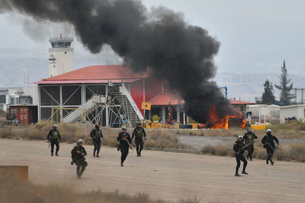 Policías enfrentan a los manifestantes en el aeropuerto de Arequipa
