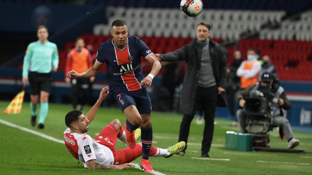 PARIS, FRANCE-FEBRUARY 21: Head coach Niko Kovac of As Monaco (R) look Kylian Mbappe of Paris Saint-Germain jump over Guillermo Maripan of AS Monaco during the Ligue 1 soccer match between Paris Saint-Germain and AS Monaco at Parc des Princes on February 21, 2021 in Paris, France. (Photo by Xavier Laine/Getty Images)
