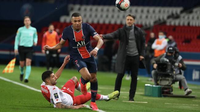 PARIS, FRANCE-FEBRUARY 21: Head coach Niko Kovac of As Monaco (R) look Kylian Mbappe of Paris Saint-Germain jump over Guillermo Maripan of AS Monaco during the Ligue 1 soccer match between Paris Saint-Germain and AS Monaco at Parc des Princes on February 21, 2021 in Paris, France. (Photo by Xavier Laine/Getty Images)