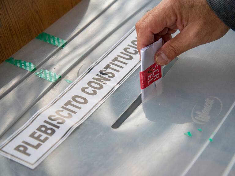 Por primera vez desde 2015: Encuesta Cadem revela que más chilenos están en contra de una nueva Constitución que a favor