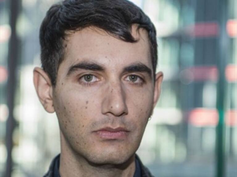 «¿Sabía ud que en Chile?»: Alex Anwandter se manifestó con potente cartel en los Latin Grammy 2019