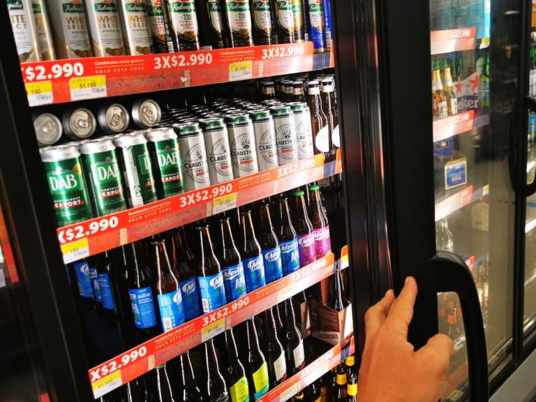 La mitad de los chilenos entre 12 y 64 años bebe alcohol de forma regular