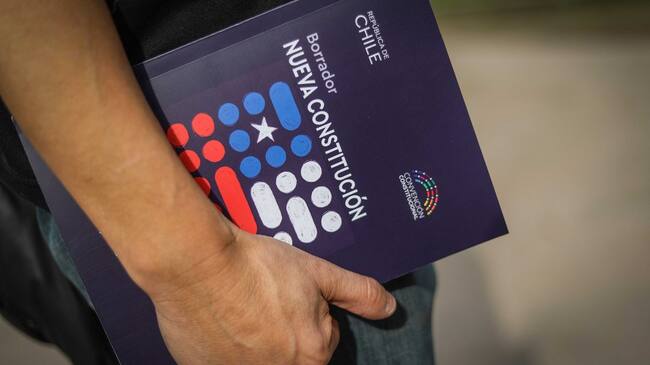 26 de mayo del 2022/SANTIAGOBorrador de la Nueva Constitución en el patio del ex Congreso Nacional.
FOTO: SEBASTIAN BELTRAN GAETE/AGENCIAUNO