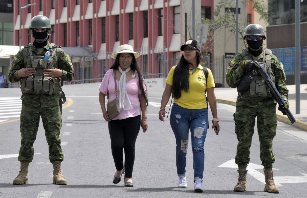 Militares de Ecuador vigilan las calles luego del cierre de la Asamblea Nacional