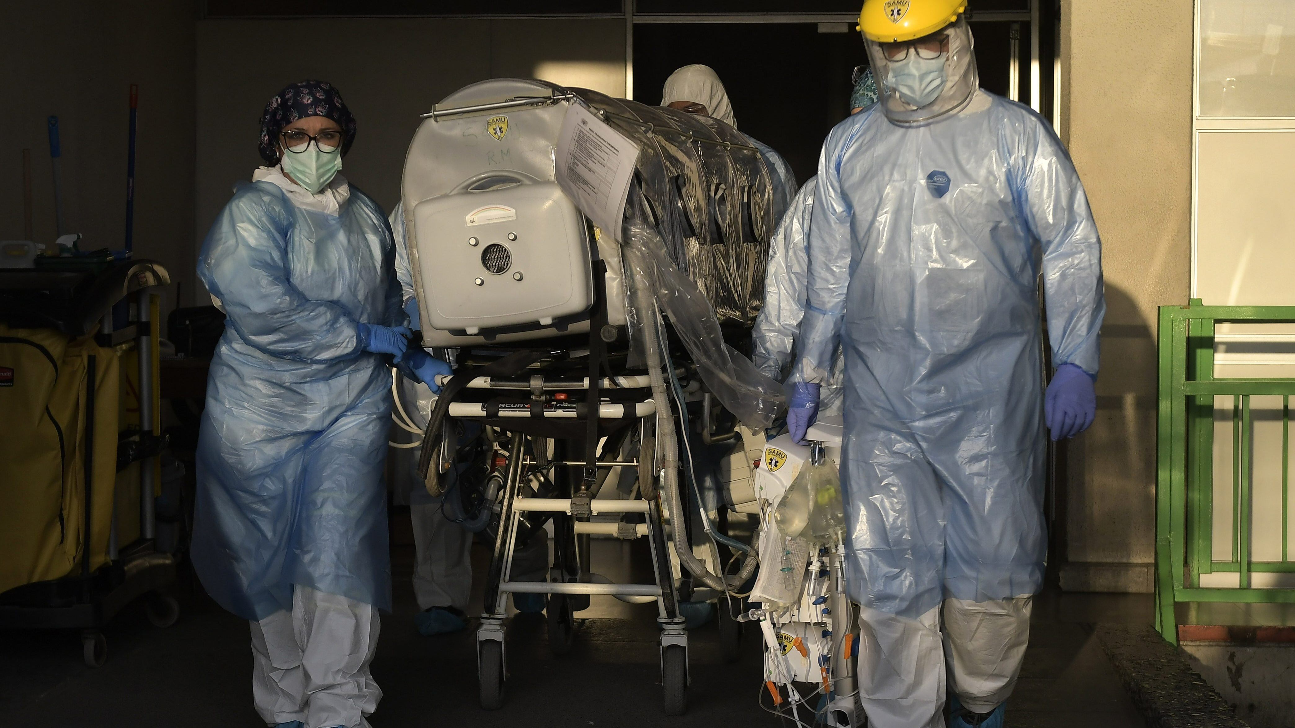 15 de Abril de 2021 / IQUIQUEDesde el Hospital Dr. Ernesto Torres Galdames, trasladaron a cuatro pacientes Covid-19 hacia Santiago, en un operativo aeromédico que fue apoyado por la FACH.
FOTO: CRISTIAN VIVERO BOORNES/AGENCIAUNO