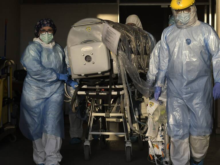 15 de Abril de 2021 / IQUIQUEDesde el Hospital Dr. Ernesto Torres Galdames, trasladaron a cuatro pacientes Covid-19 hacia Santiago, en un operativo aeromédico que fue apoyado por la FACH.
FOTO: CRISTIAN VIVERO BOORNES/AGENCIAUNO