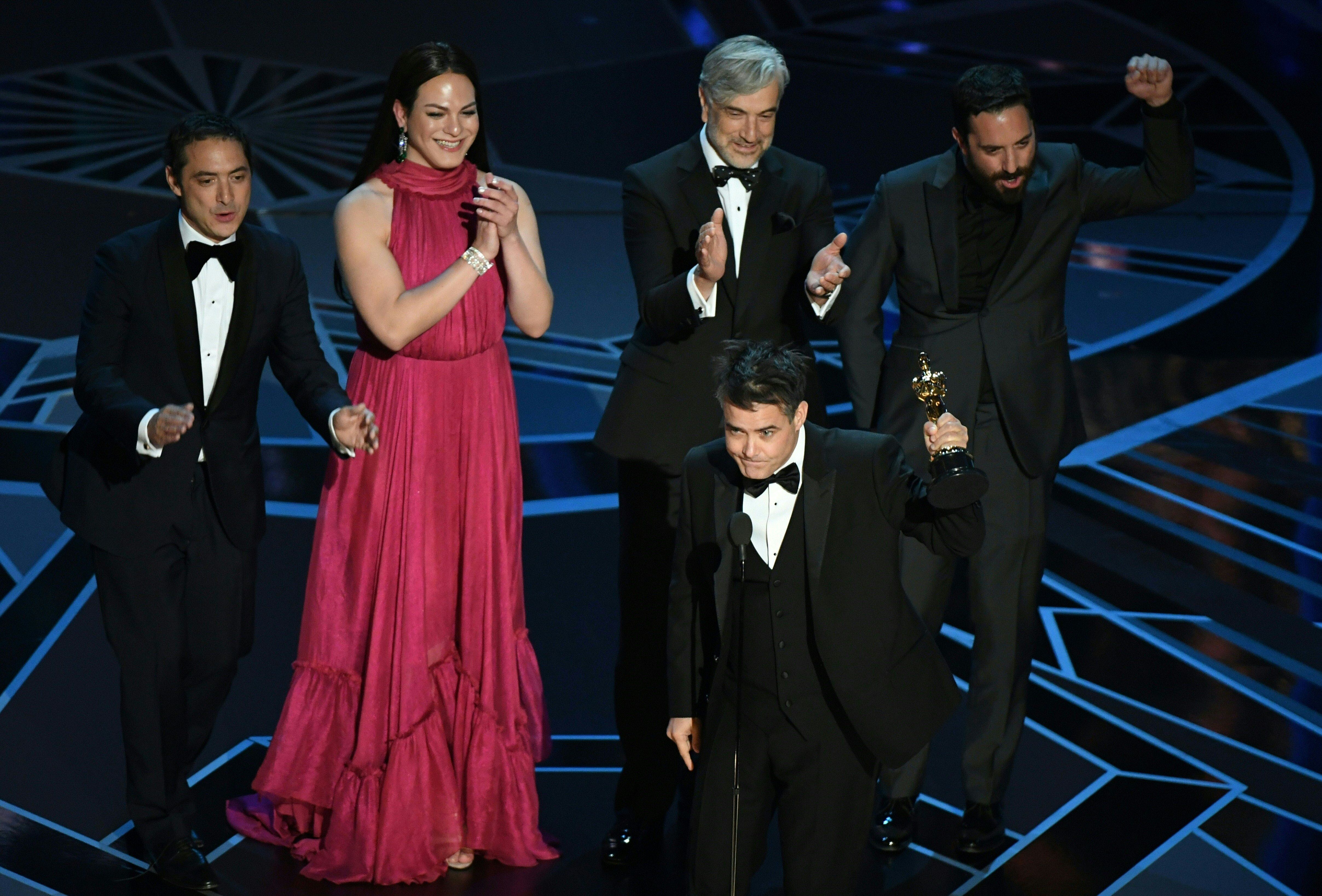 El director chileno Sebastián Lelio acepta el Oscar a la Mejor Película en Lengua Extranjera por "Una mujer fantástica" / Getty Images