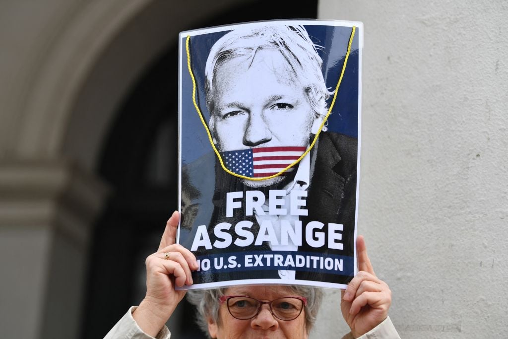 Mujer pide la libertad de Julian Assange en las calles de Bélgica
