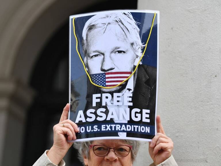 Mujer pide la libertad de Julian Assange en las calles de Bélgica
