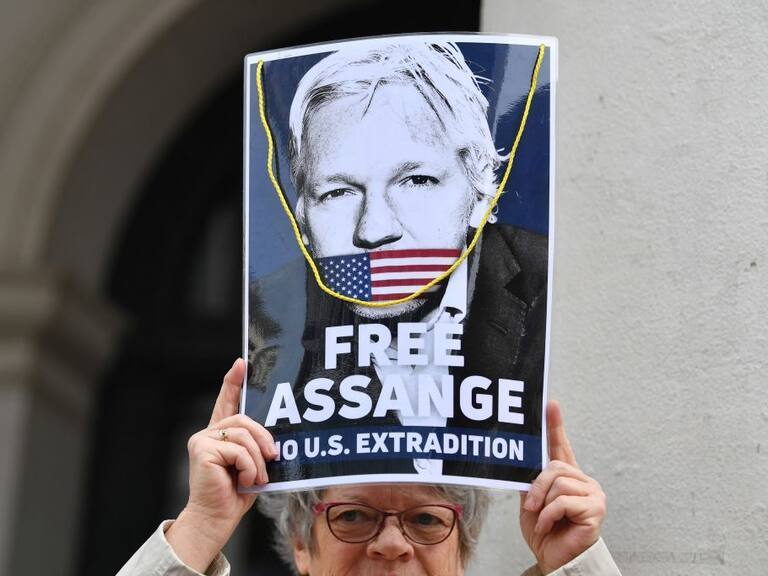 Mujer pide la libertad de Julian Assange en las calles de Bélgica