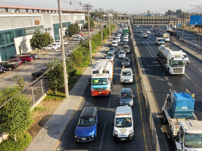 6 de Marzo del 2023 / SANTIAGOTacos vehiculares en Autopista Central en el marco del súper lunes en marzo.
FOTO: OSCAR GUERRA / AGENCIAUNO