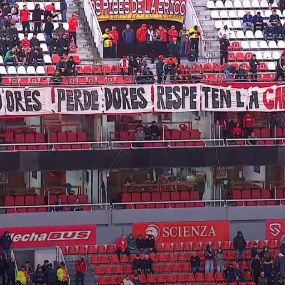 Pifias y alimento para perros en cancha: el hostil recibimiento a Independiente por parte de sus hinchas