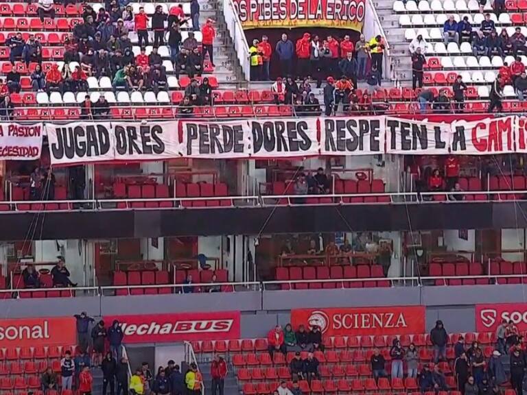 Pifias y alimento para perros en cancha: el hostil recibimiento a Independiente por parte de sus hinchas