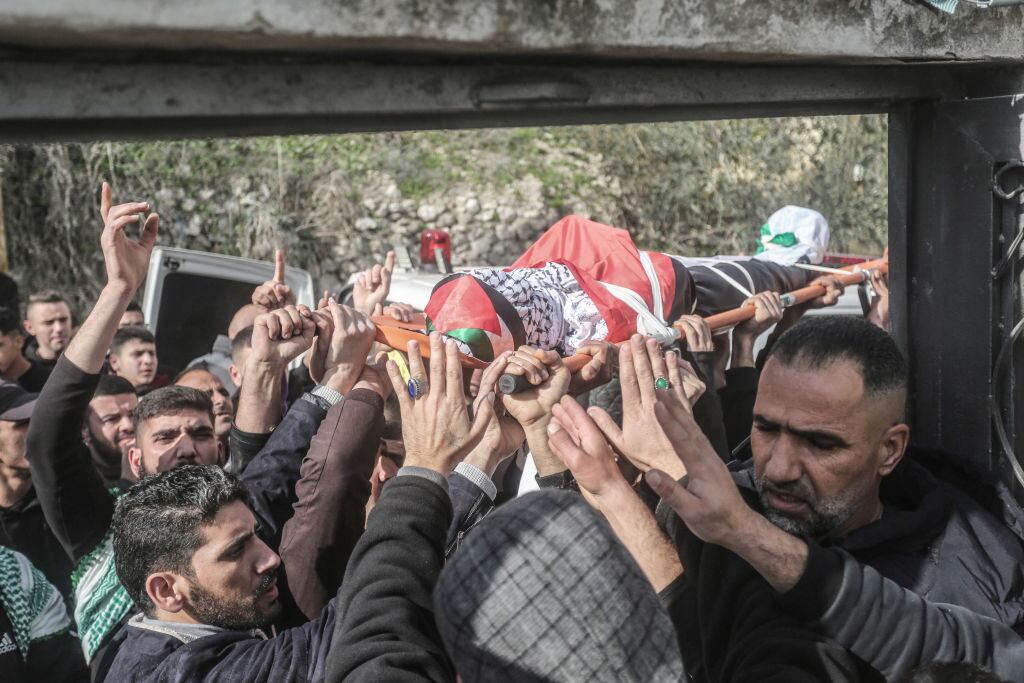 En la Cisjordania ocupada los palestinos realizan el funeral de un adolescente de 15 años asesinado en una incursión militar de Israel