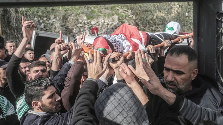 Israel asesina a ocho palestinos tras iniciar una incursión militar en Yenín de Cisjordania