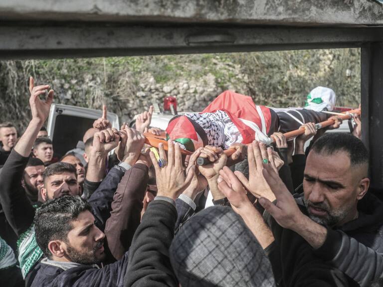 En la Cisjordania ocupada los palestinos realizan el funeral de un adolescente de 15 años asesinado en una incursión militar de Israel
