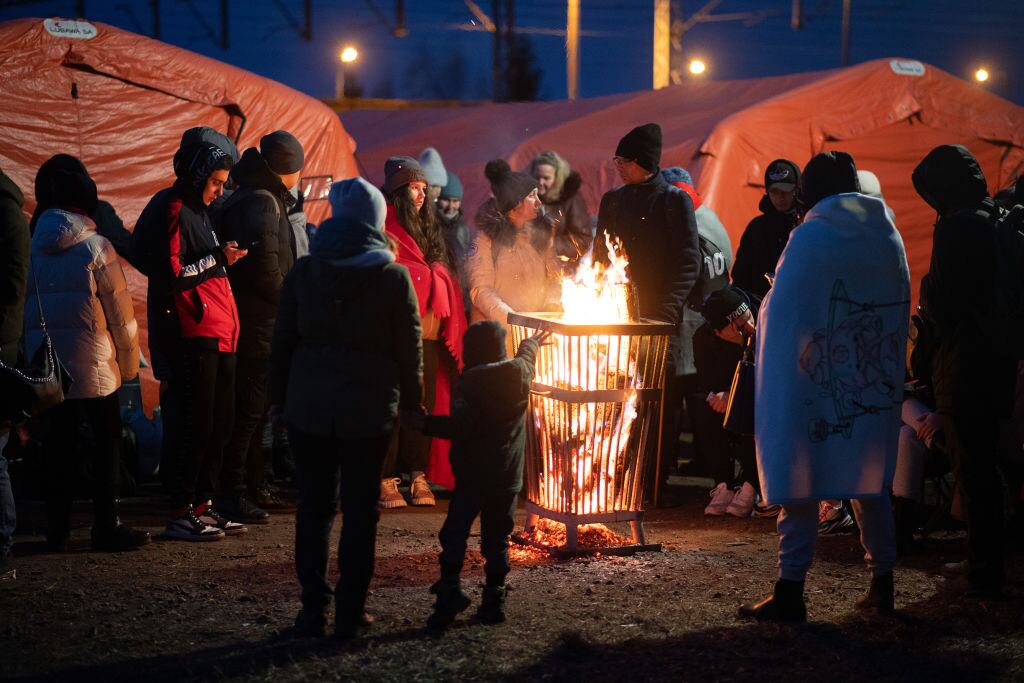 Grupo de ucranianos se mantiene en un campamento en la frontera con Polonia