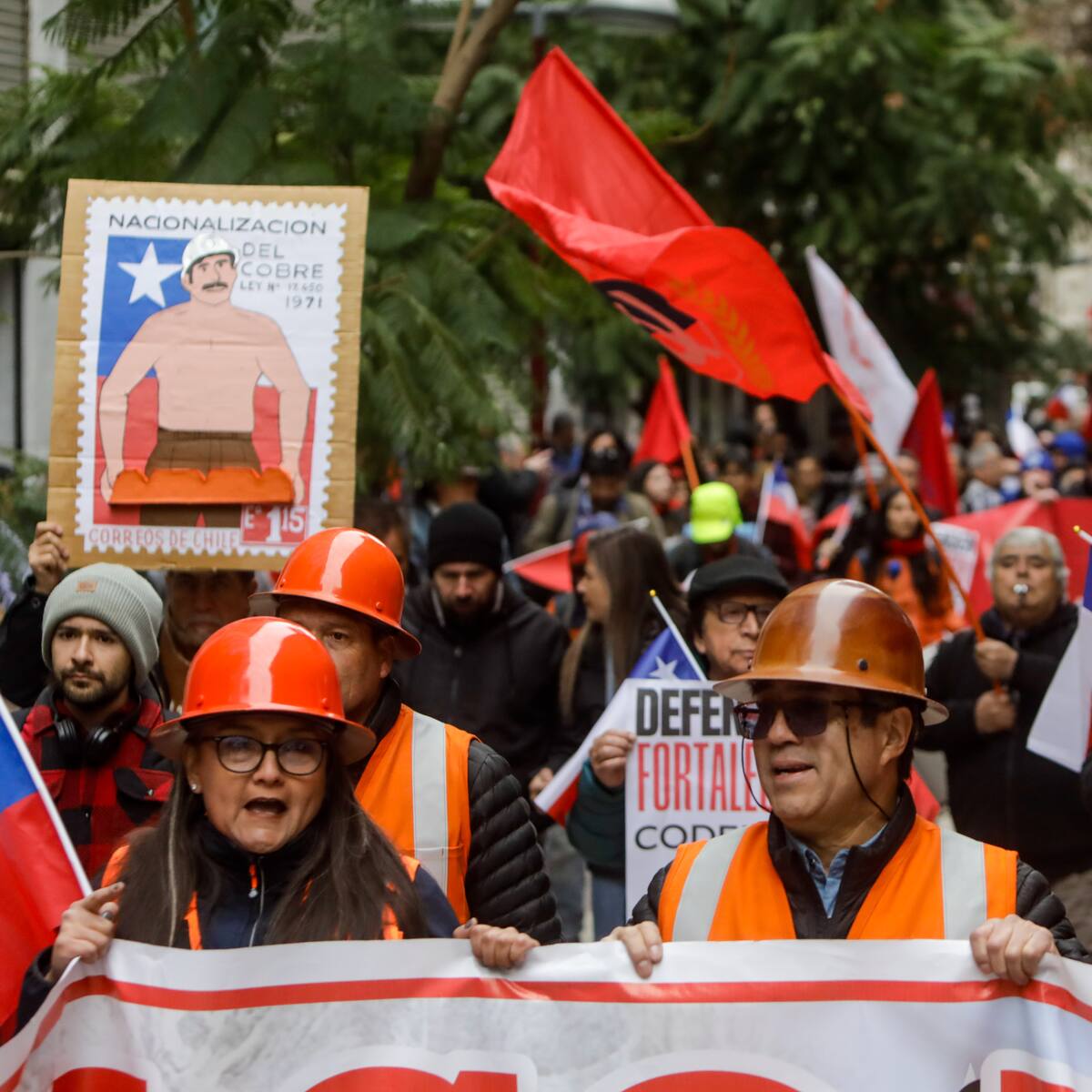 “No se vende”: trabajadores de Chuquicamata marchan en Santiago contra propuesta de privatización de Codelco