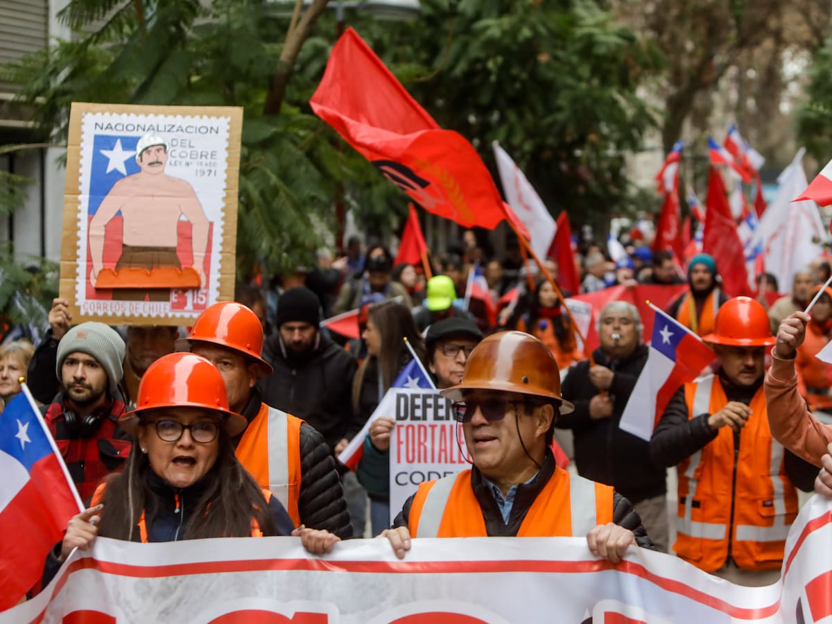 “No se vende”: trabajadores de Chuquicamata marchan en Santiago contra propuesta de privatización de Codelco