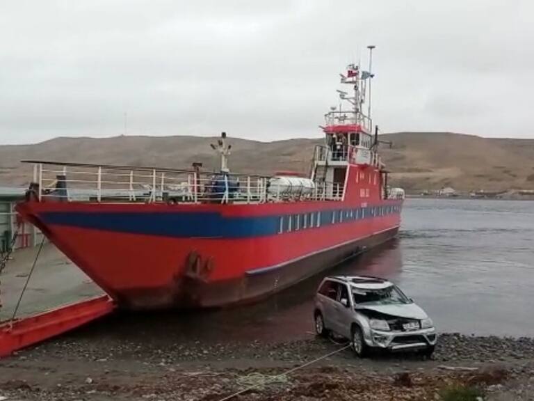 Mujer murió luego que su auto cayó desde ferry en Río Verde