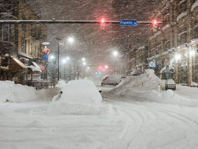 Vehículos abandonados al quedar atrapados en la nieve en Estados Unidos