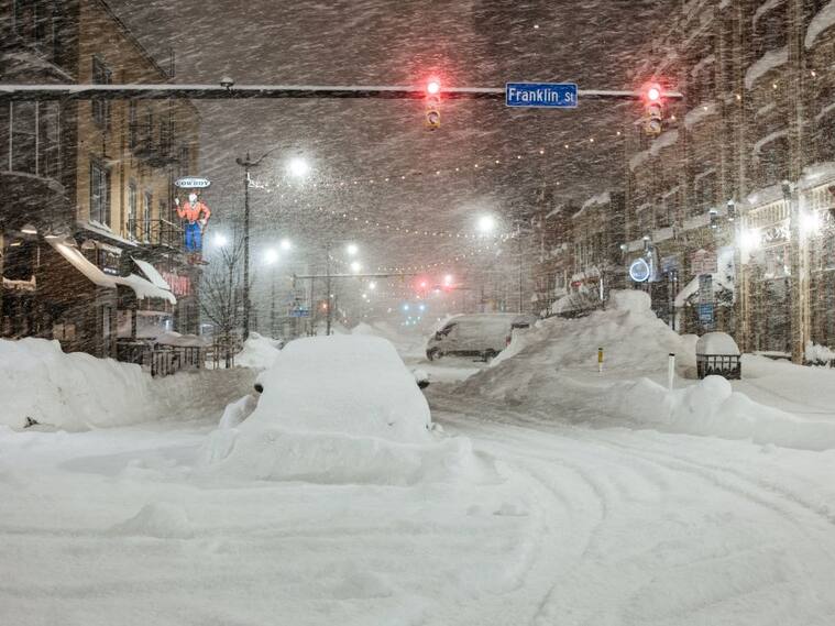 Vehículos abandonados al quedar atrapados en la nieve en Estados Unidos