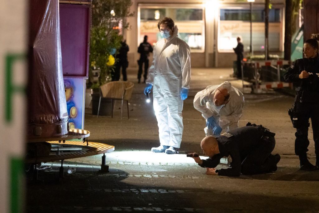 El equipo de investigadores forenses toman muestras en la ciudad de Solingen luego del ataque con cuchillo durante un festival en Alemania.