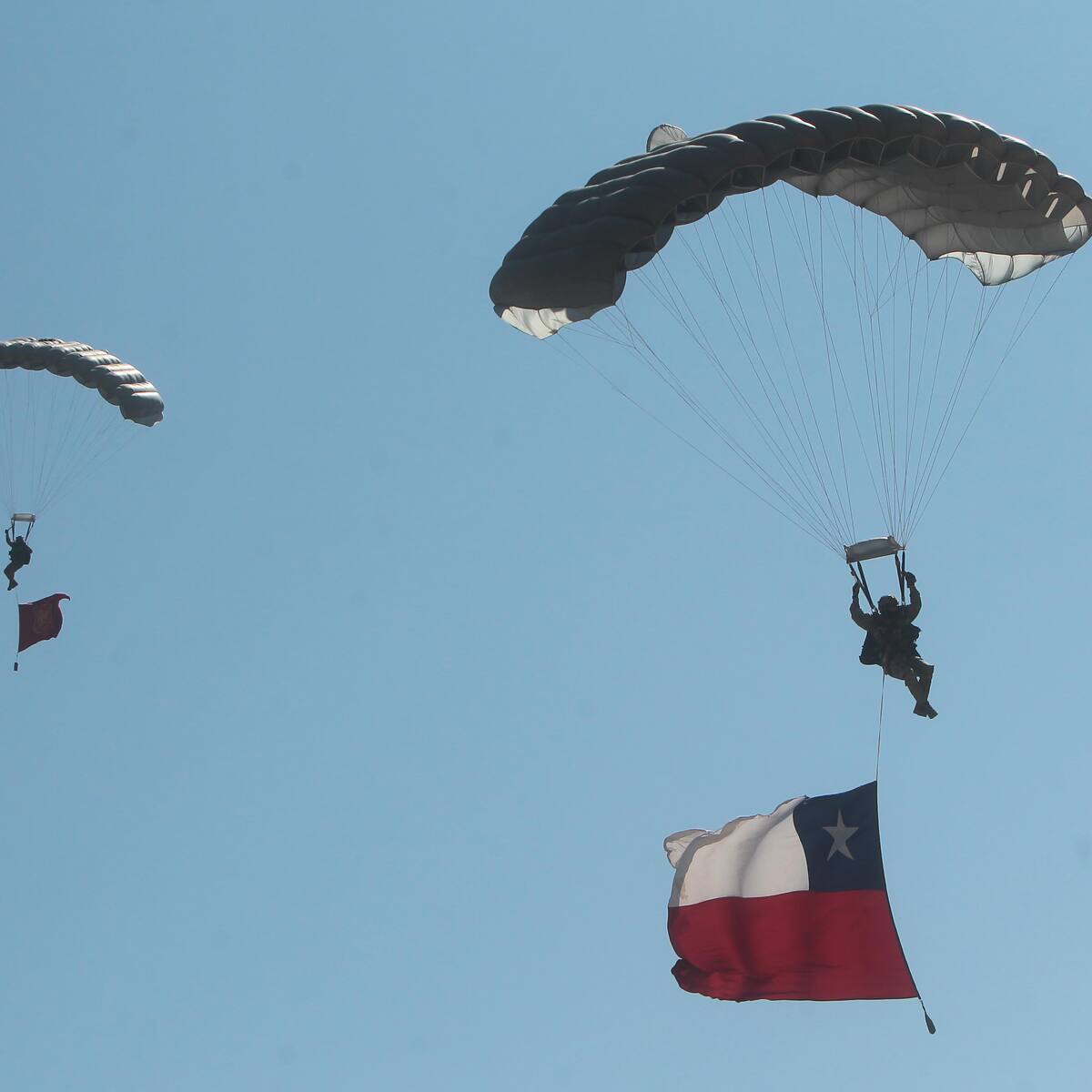 La primera mujer en lograrlo: mayor del Ejército cuenta cómo se preparó para su salto en paracaídas en la Parada Militar