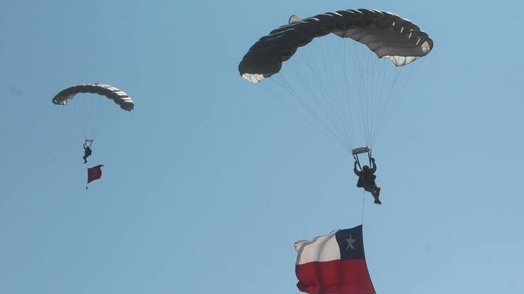 La primera mujer en lograrlo: mayor del Ejército cuenta cómo se preparó para su salto en paracaídas en la Parada Militar