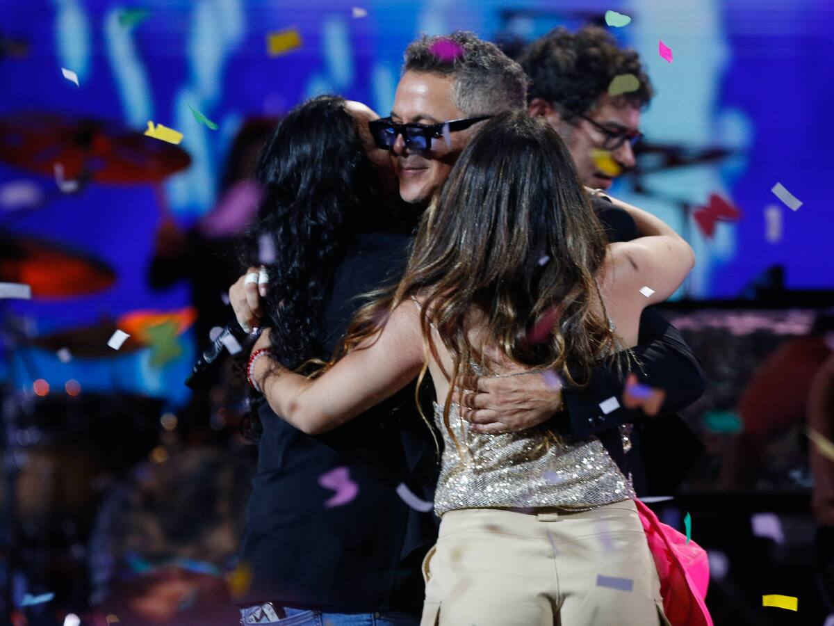 Al final de show y entre confeti: así fue como fans de Alejandro Sanz se subieron al escenario con el cantante en Festival de Viña 2024