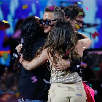 Al final de show y entre confeti: así fue como fans de Alejandro Sanz se subieron al escenario con el cantante en Festival de Viña 2024 