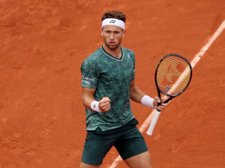Casper Ruud se transformó en el último semifinalista de Roland Garros tras superar al sorprendente Holger Rune