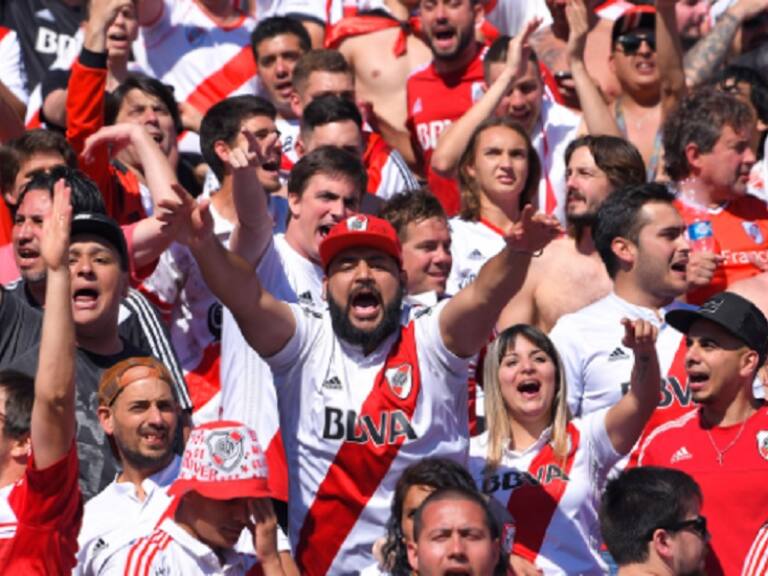 Hincha de River fallece tras caer de un autobús cuando iba en camino al Monumental de Núñez