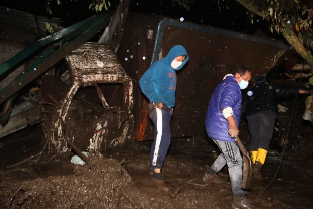 Las personas buscan entre los escombros en la ciudad de Quito