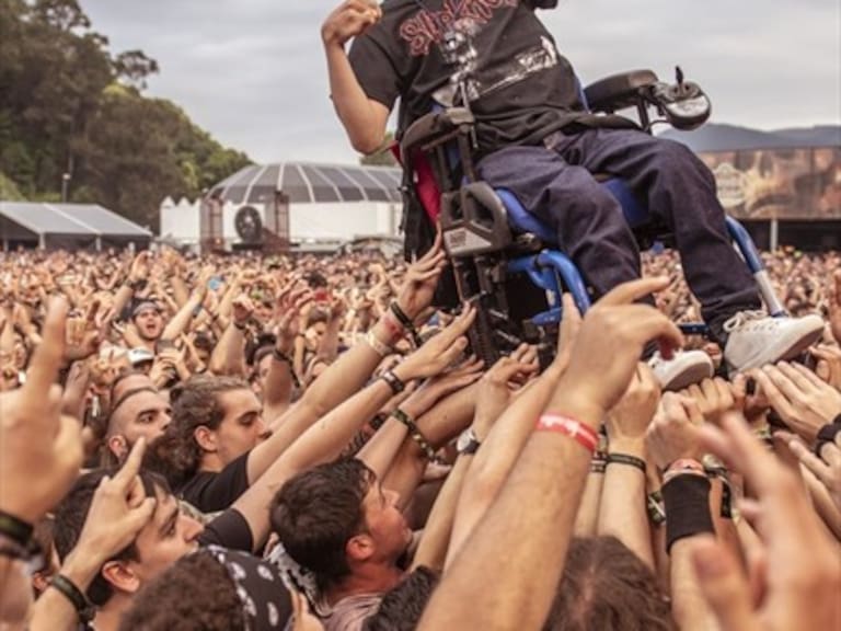 El solidario momento que se vivió en un concierto de rock con un joven en silla de ruedas