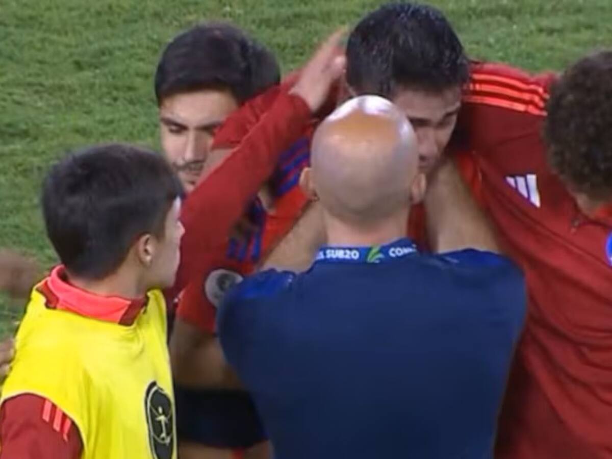 Tuvo que ser consolado: Damián Pizarro rompe en llanto tras empate de La Roja Sub 20 ante Uruguay