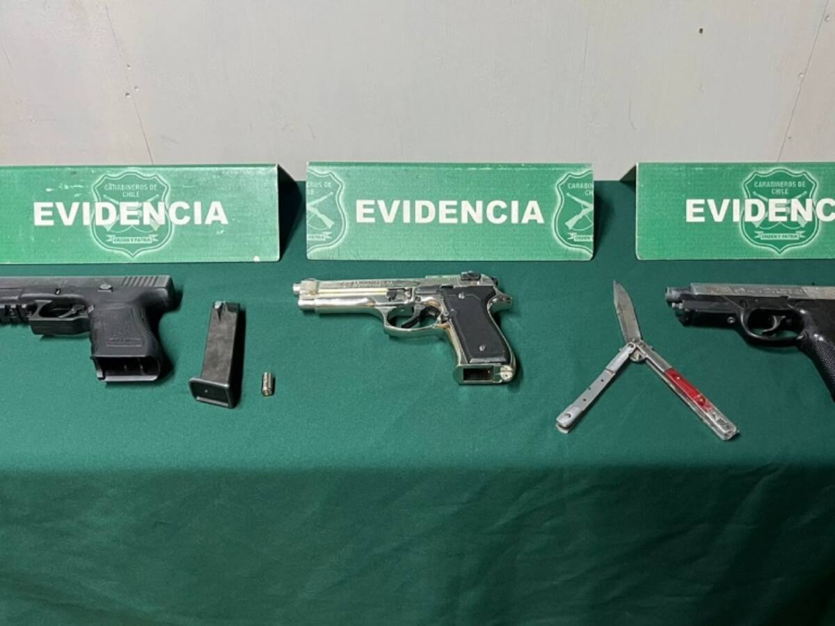 Detienen a menores que exhibían armas en el patio de comida de un mall de Cerrillos