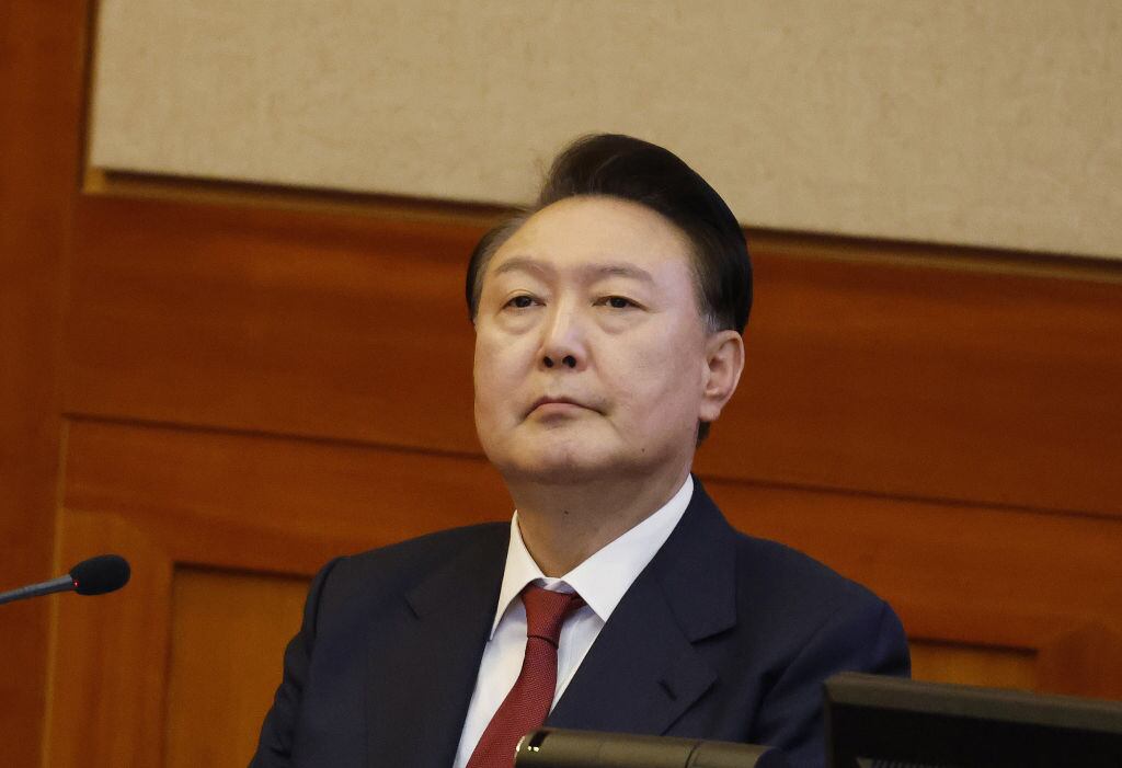 En Seúl el presidente destituido de Corea del Sur, Yoon Suk Yeol, escucha la audiencia del tribunal constitucional sobre su juicio político en el parlamento